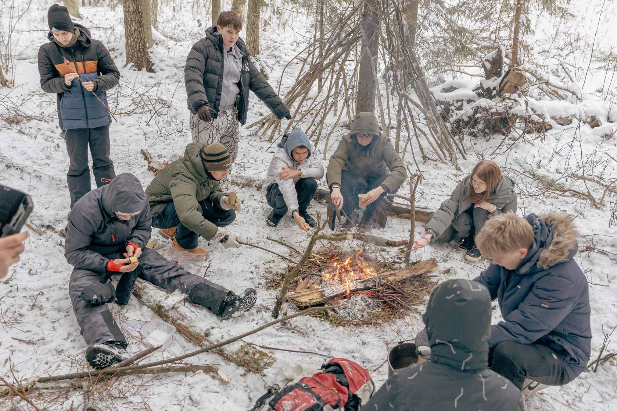 Kääpa kooli 9. klassi õpilased lõkkel kartuleid ning vorste küpsetamas. Hiljem sai neid leiv, või ja soolaga mekkida ning peale rüübata ämbris keedetud vaarikavarreteed. Taamal paistab alustatud onniehitus. FOTOD: Aigar Nagel